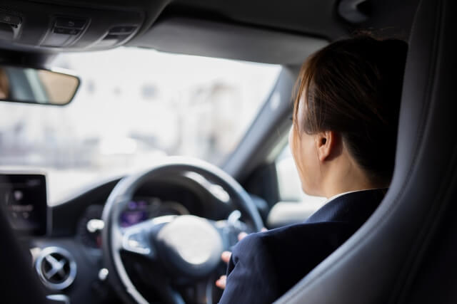 女性タクシードライバー